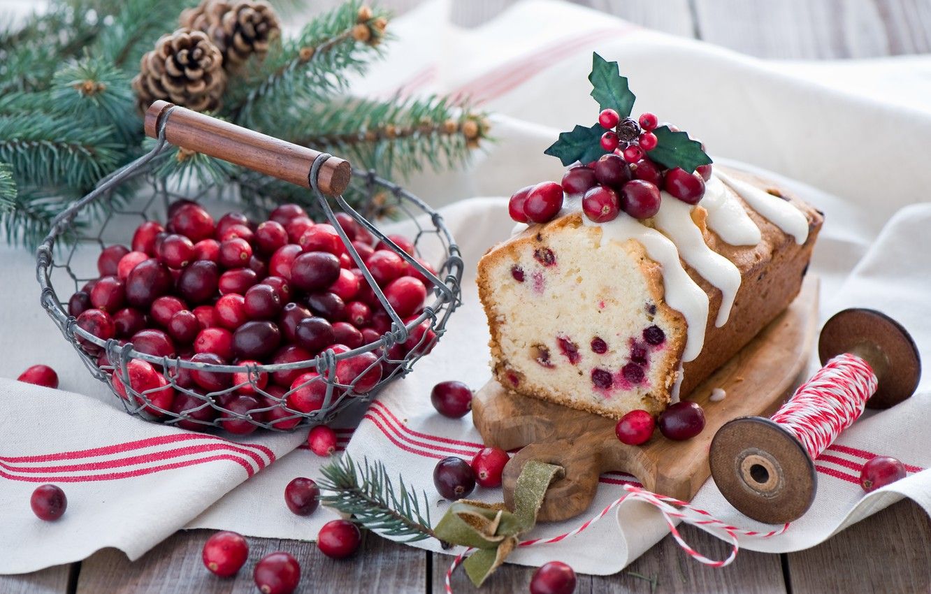 Wallpaper winter, branches, berries, food, spruce, red, tree, basket, Christmas, bumps, muffin, dessert, cakes, holidays, New Year, cupcake image for desktop, section еда