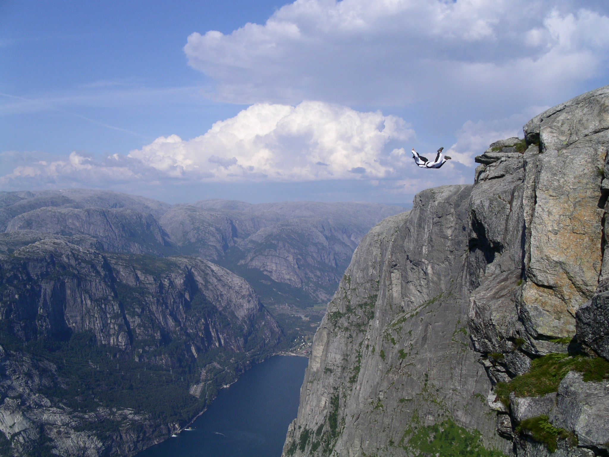 Kjeragbolten. Base jumping, Cliff diving, Norway