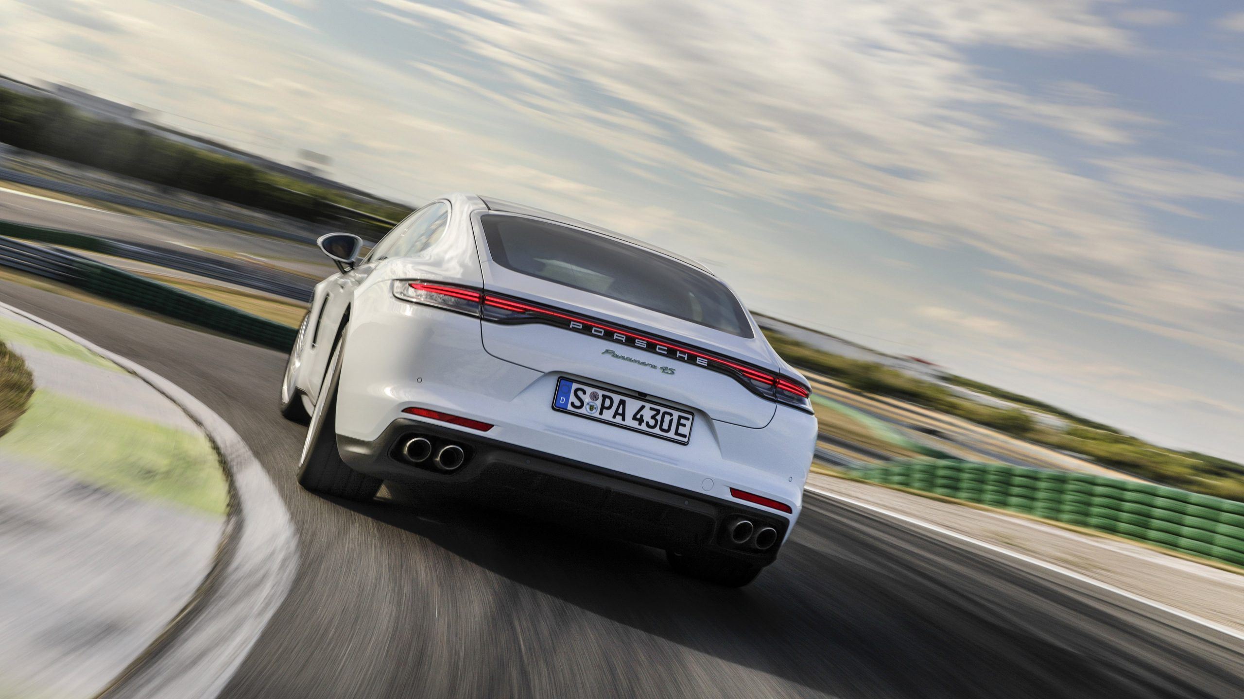 Porsche Panamera 4S E Hybrid Wallpaper