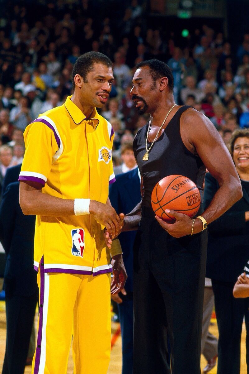 ThrowBackPhoto..Kareem & Wilt!!! 2 Of The Greatest In NBA Both Lakers & Kareem Broke Wilt's NBA All Time Scoring Reco. Sports Basketball, Sports, Nba Legends