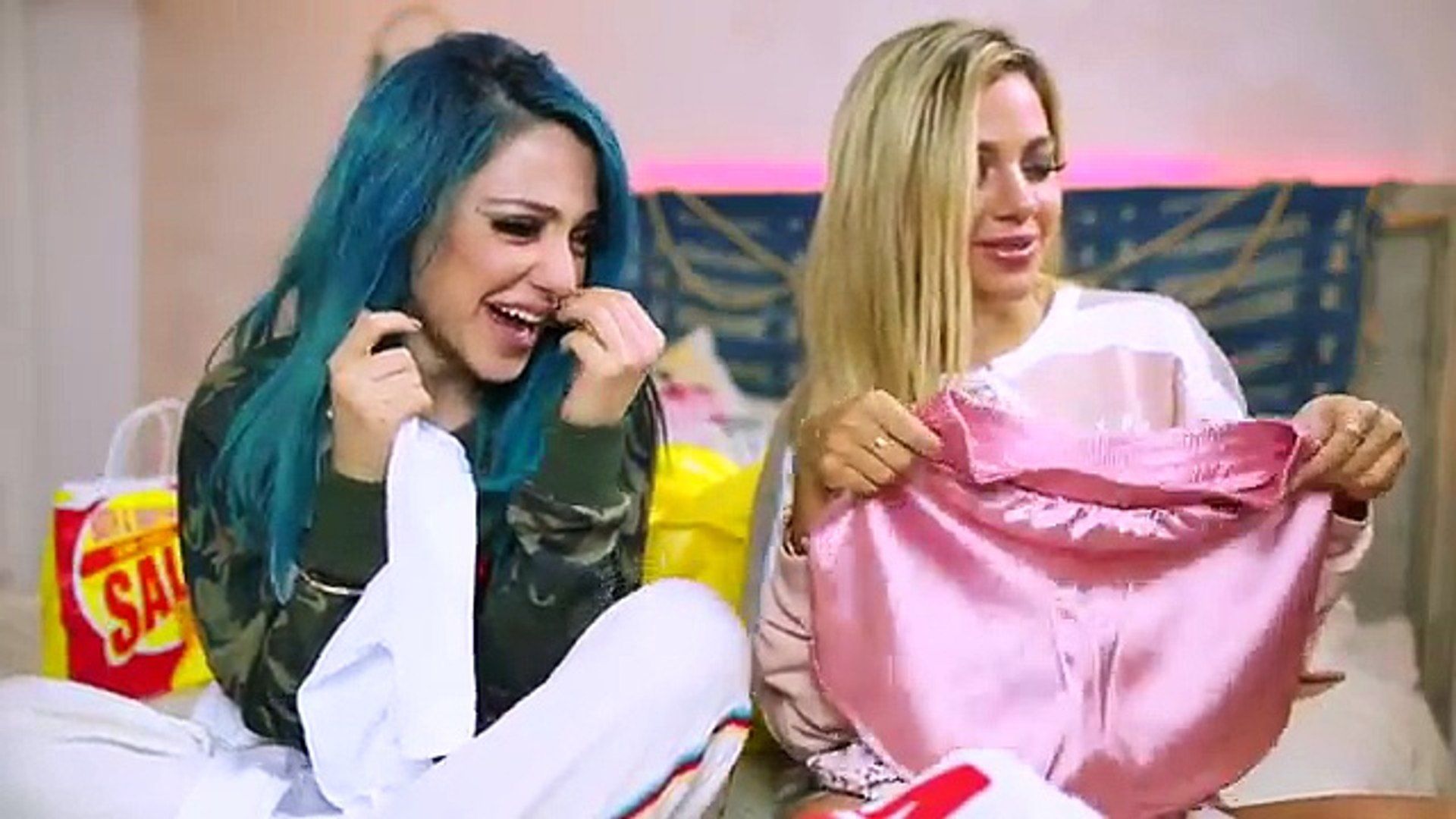 Boyfriends Buy Outfits for Girlfriends! The Shopping Challenge 2017! Niki and Gabi