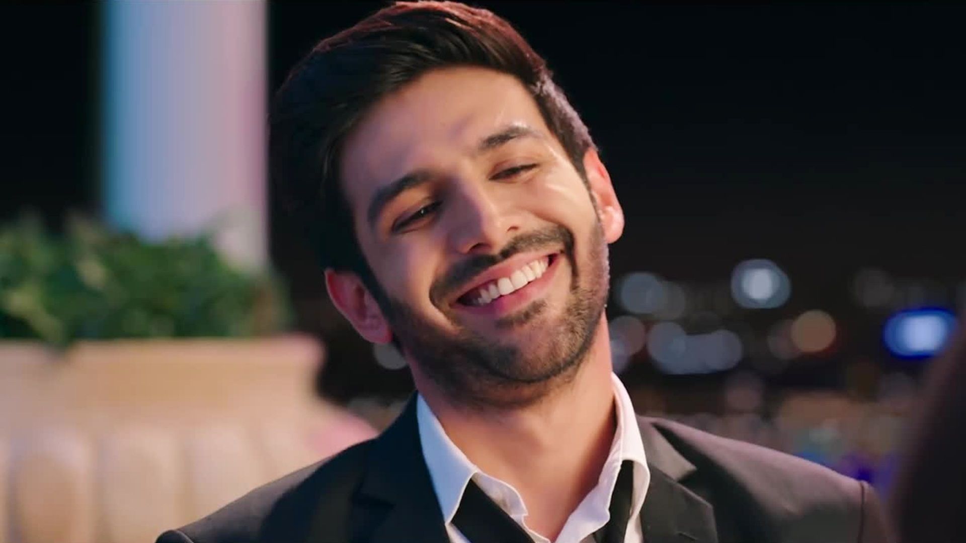 Kartik Aaryan Wallpaper