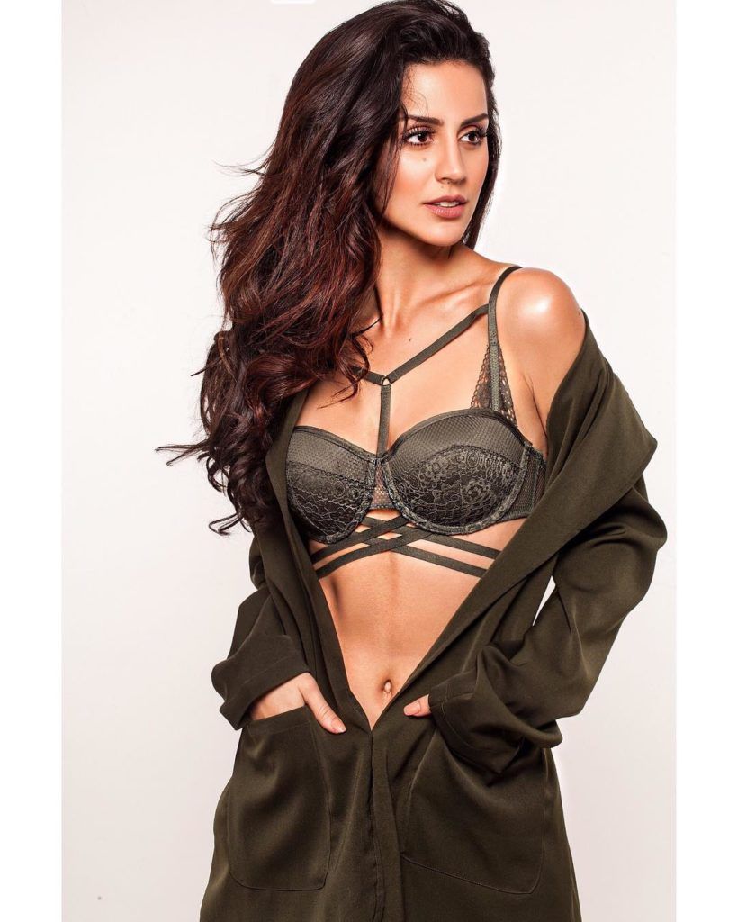 Hotness overloaded! Thikka beauty