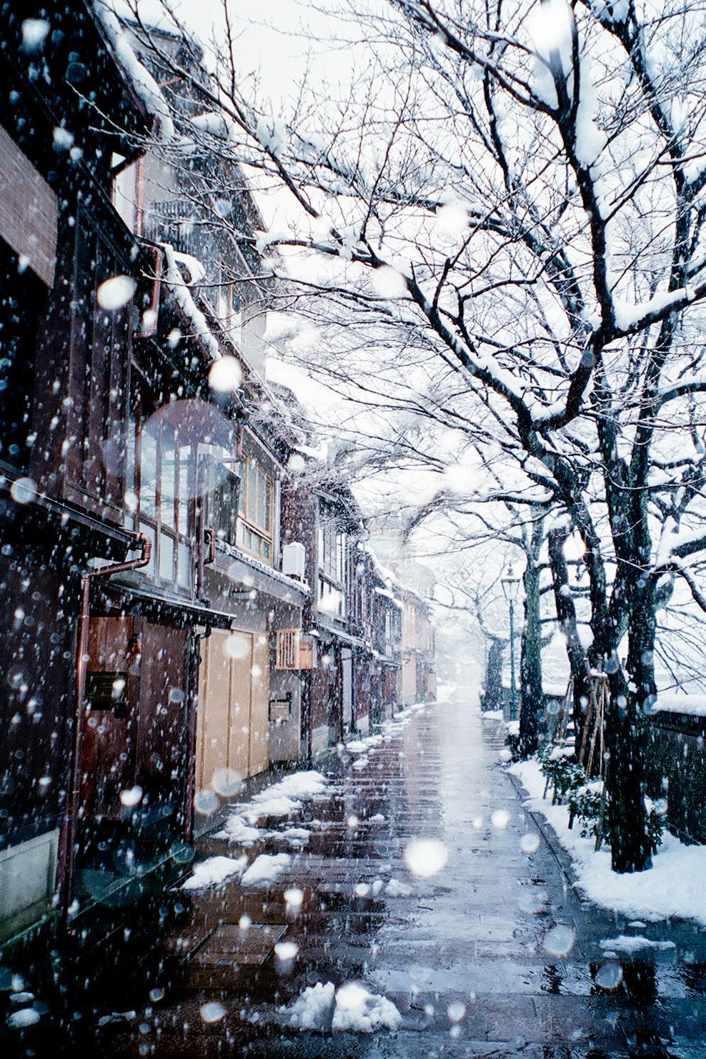 f*ckyeahjapanandkorea: 金沢主計町 by tobimaru. Anime scenery, Japan photography, Winter in japan