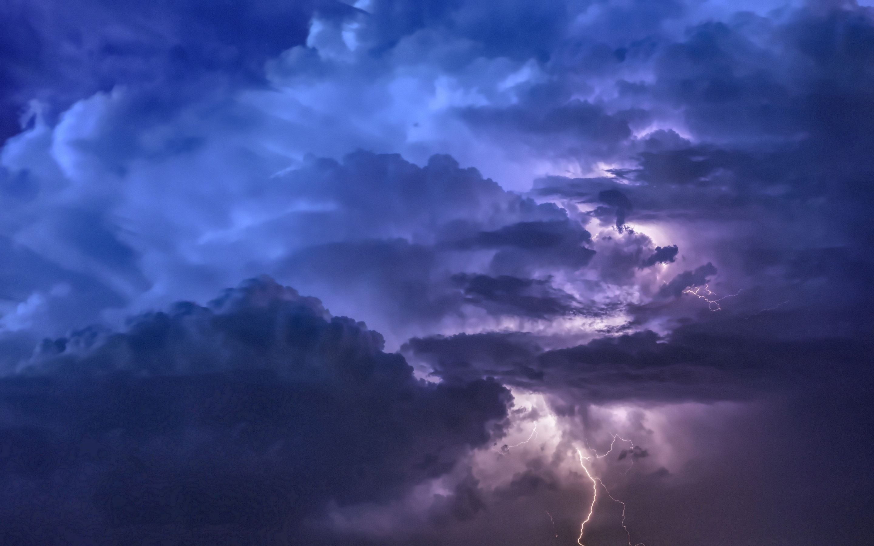 Download wallpaper: Thunders and lightnings 2880x1800