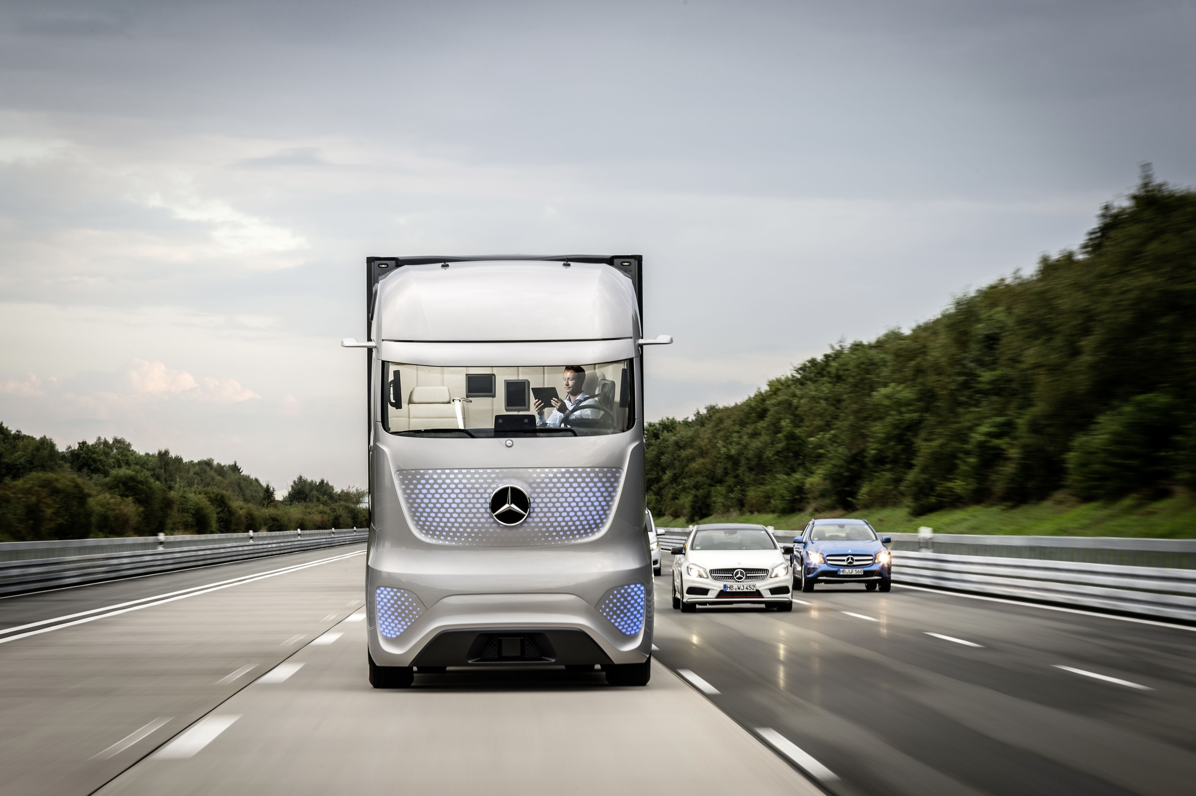 Daimler Offers First Complete Look At Its Autonomously Driven Future Truck