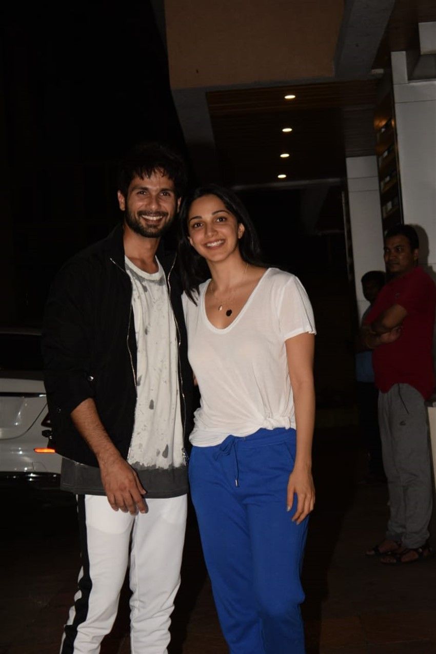 Shahid Kapoor & Kiara Advani With Crew Of Kabir Singh In Juhu Photo