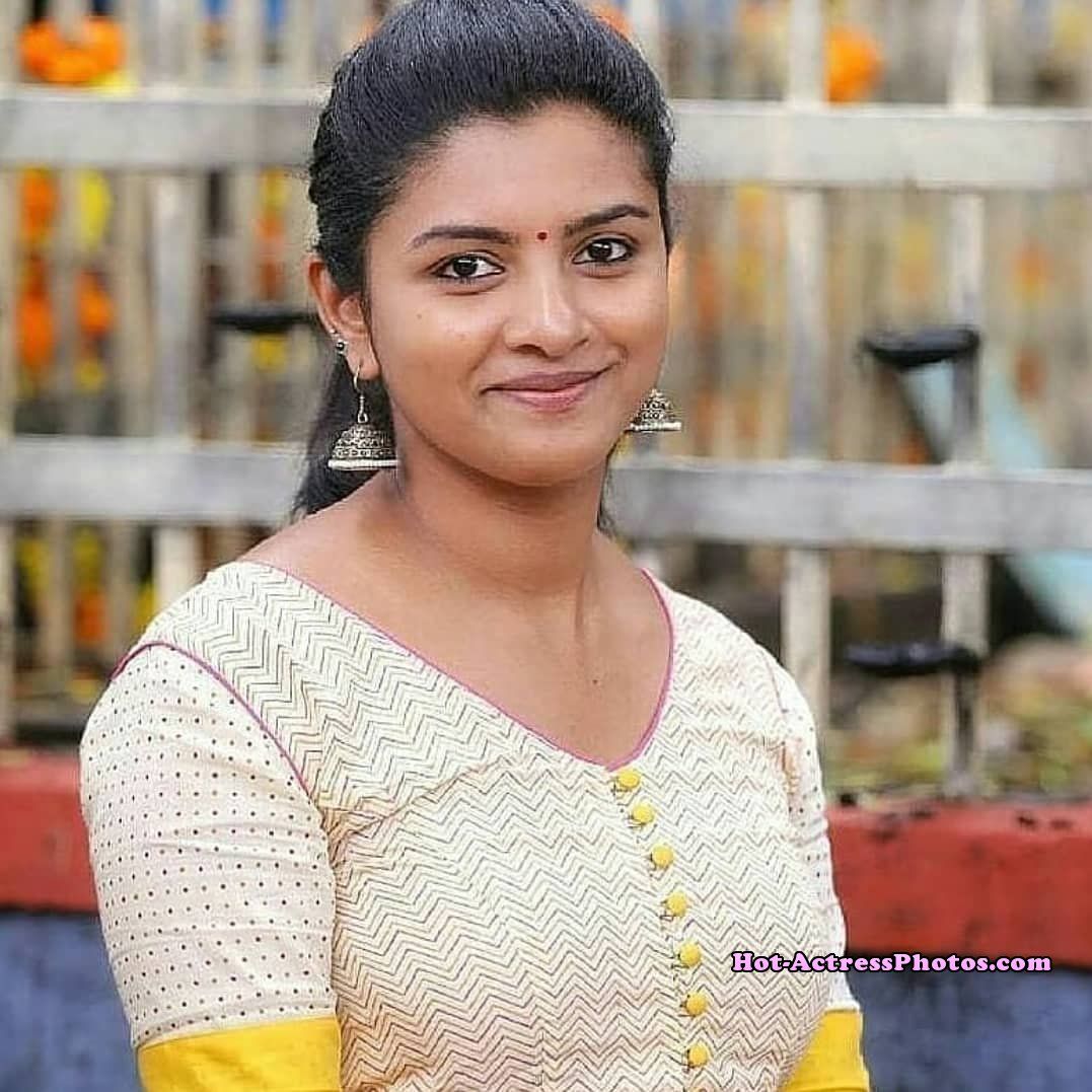 Sivappu Manjal Pachai Movie Actress G.V.Prakash Sister Name Lijo Mol Jose Photo Actress Photo