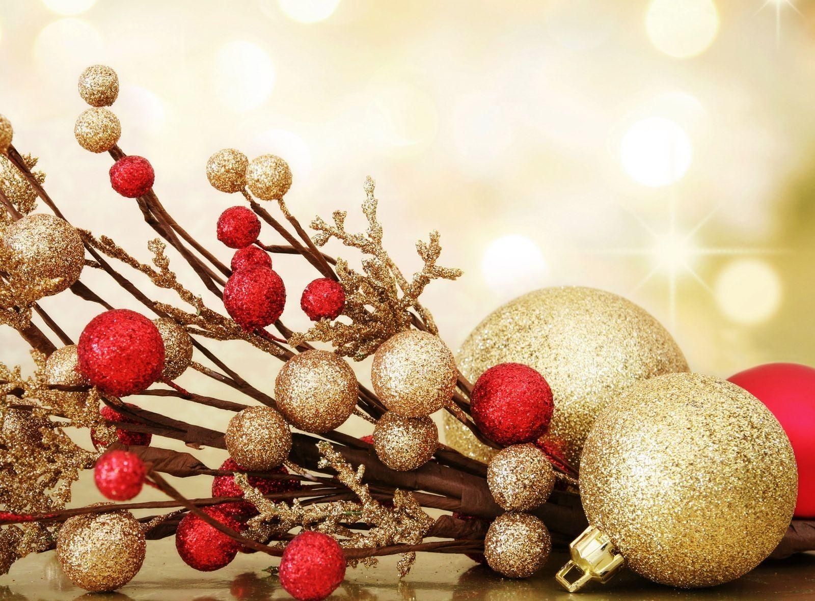 Free Holiday Background > And Gold Christmas Bulbs Wallpaper & Background Download