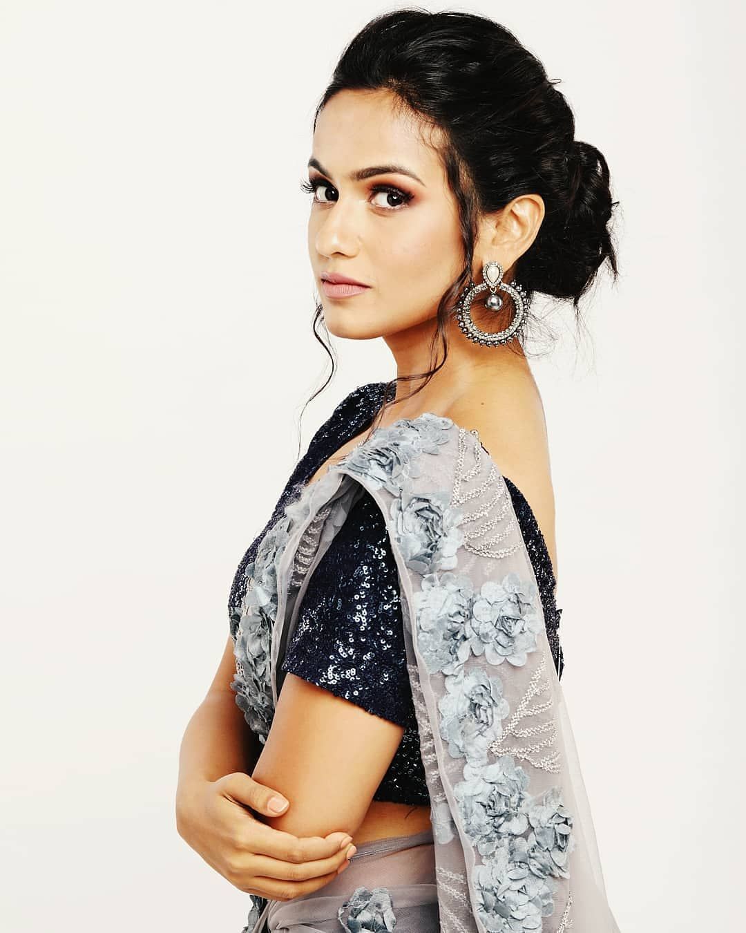 अभिनेत्री शिवानी बावकर. Shivani Baokar in Beautiful Saree #shivanibaokar #marathiactress. Beautiful saree, Saree, Cute girl pic