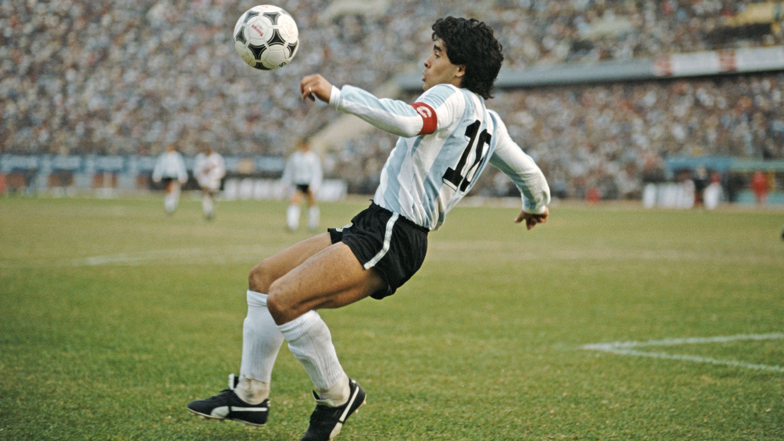 Diego Maradona, Argentina soccer legend who led country to 1986 World Cup, dies at 60
