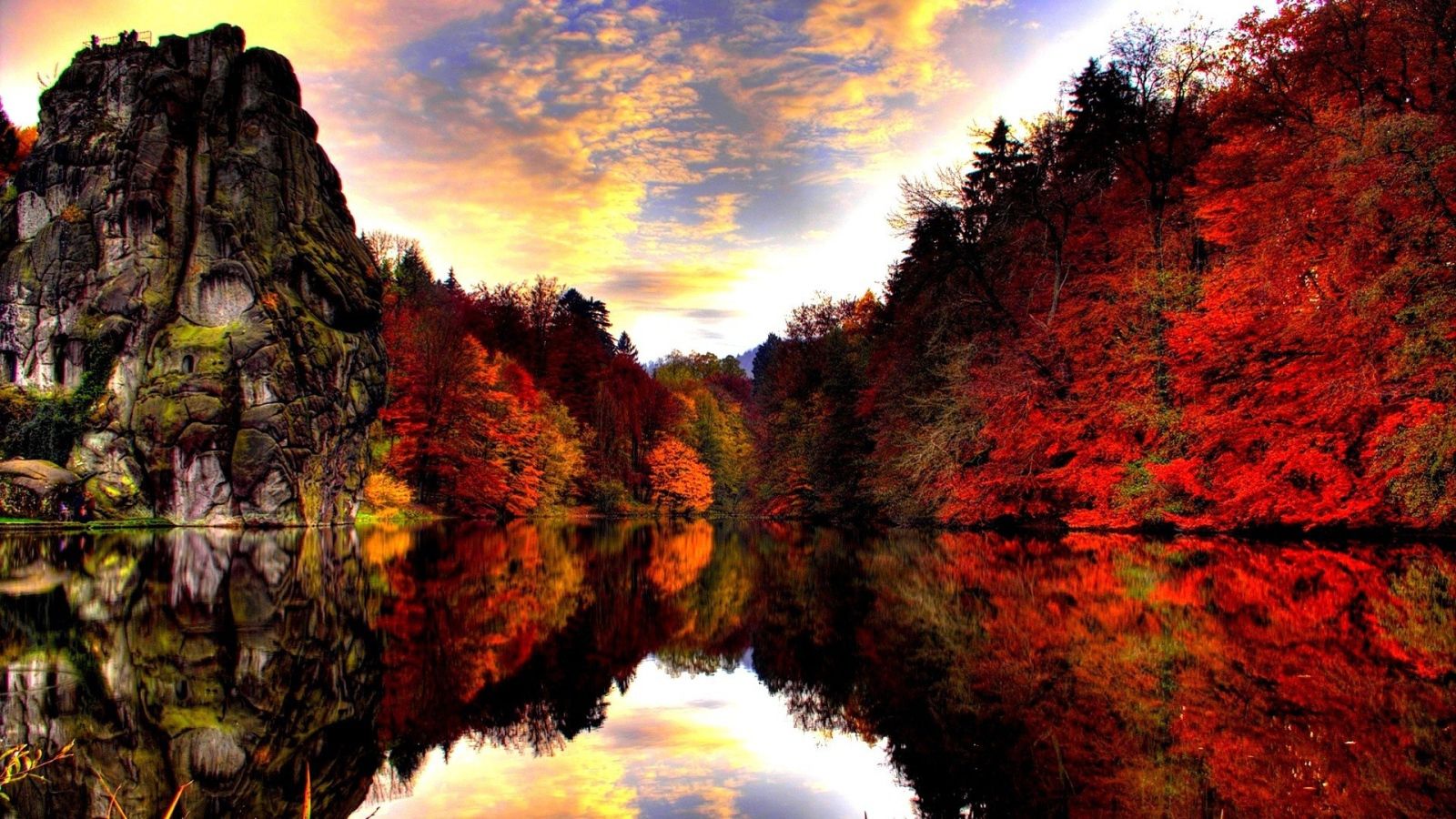 Colorful autumn by the mountain lake Desktop wallpaper 1600x900