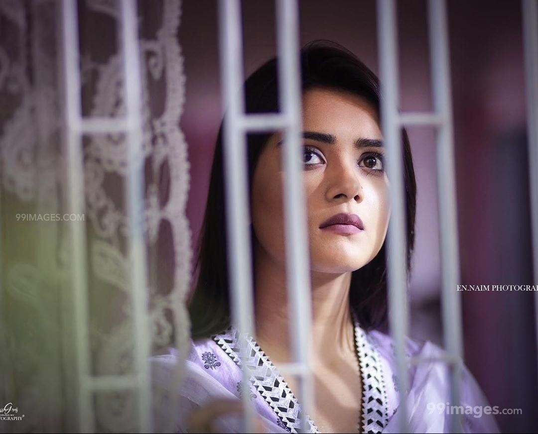 Tanjin Tisha Hot Beautiful HD Photo / Wallpaper Tisha HD