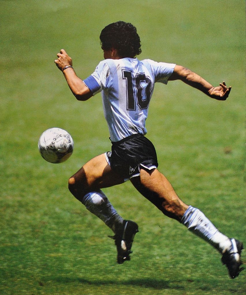 Soy un jugador que le ha dado alegría a la gente y con eso me basta y me sobra (Maradona) #D10S #Leyenda. Diego maradona, Jugador de futbol, Jugadores de fútbol