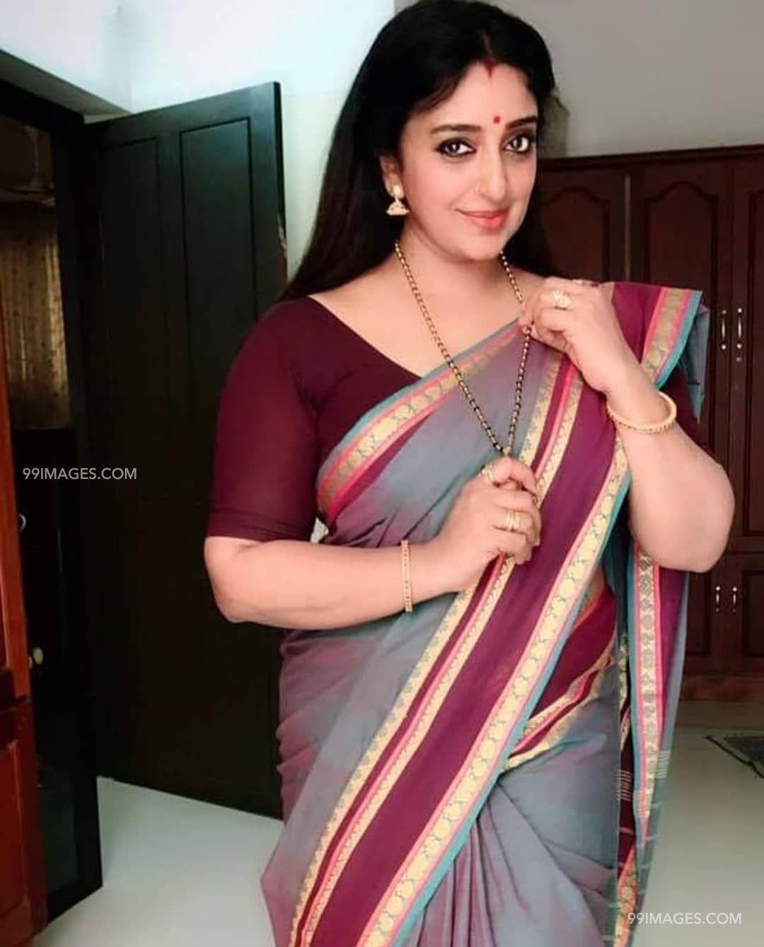Sona Nair Beautiful HD Photo & Mobile Wallpaper HD (Android IPhone) (1080p). HD Photo, HD Wallpaper For Mobile, Nair