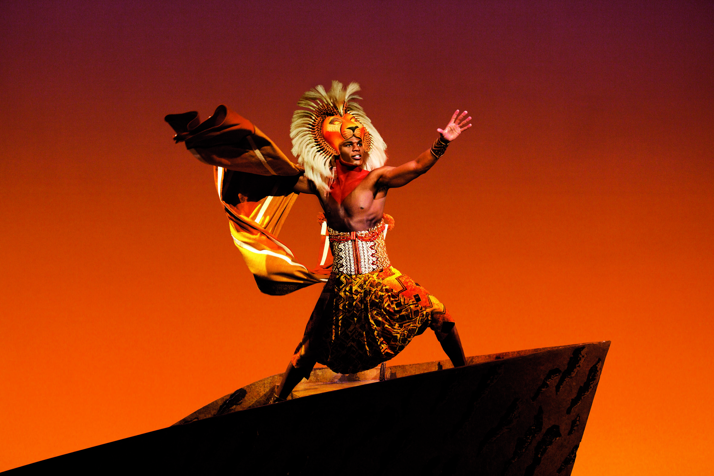 Wpid Andile Gumbi As Simba On Pride Rock In The London Production Of Disneys The Lion King Photo Johan Persson Copyright Disney11 Hd Cartoon Wallpaper