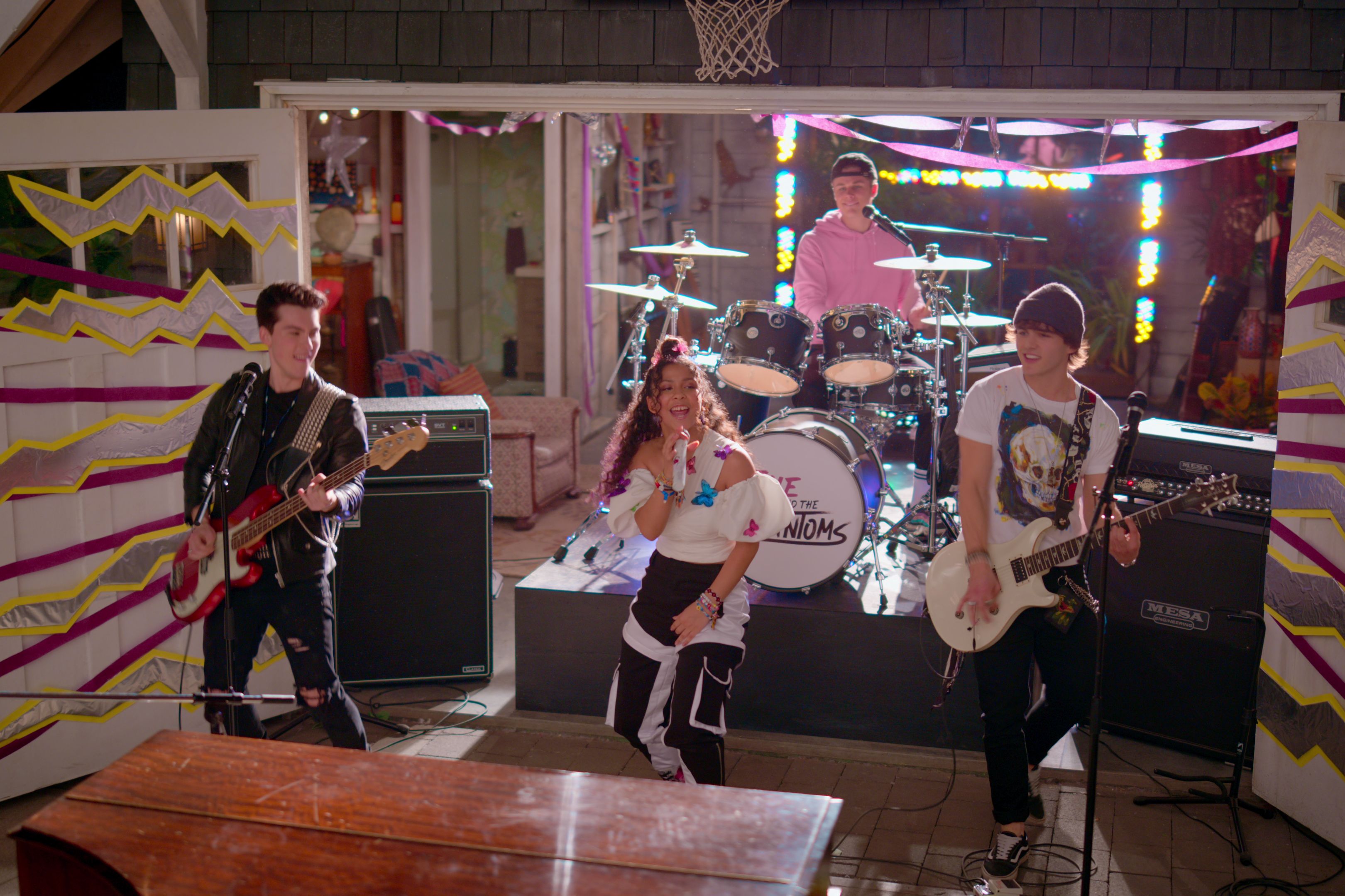 Q&A with Charlie Gillespie from Netflix's 'Julie and The Phantoms'