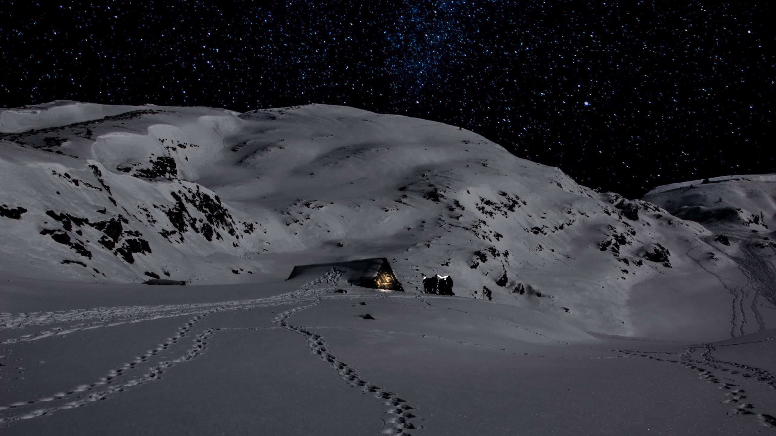 Download wallpaper 2560x1440 night, snow, mountains, footprints, winter widescreen 16:9 HD background