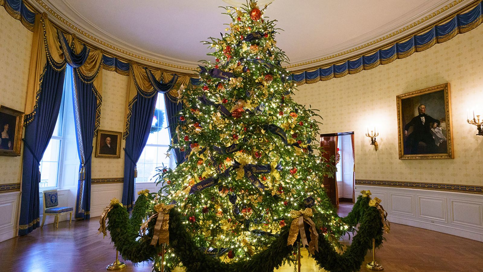PHOTOS: White House Christmas decor 'shines with the spirit of patriotism' San Francisco