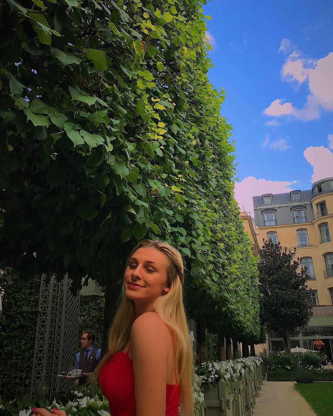 ＭＡＤＩ ＭＯＮＲＯＥ on Instagram: “m'a fait sentir comme une princesse