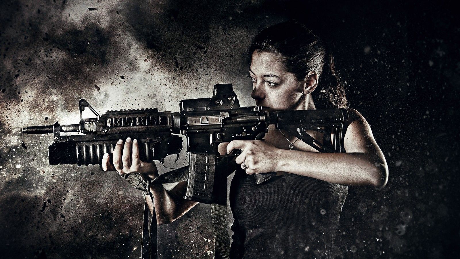 Девушка с оружием на черном фоне