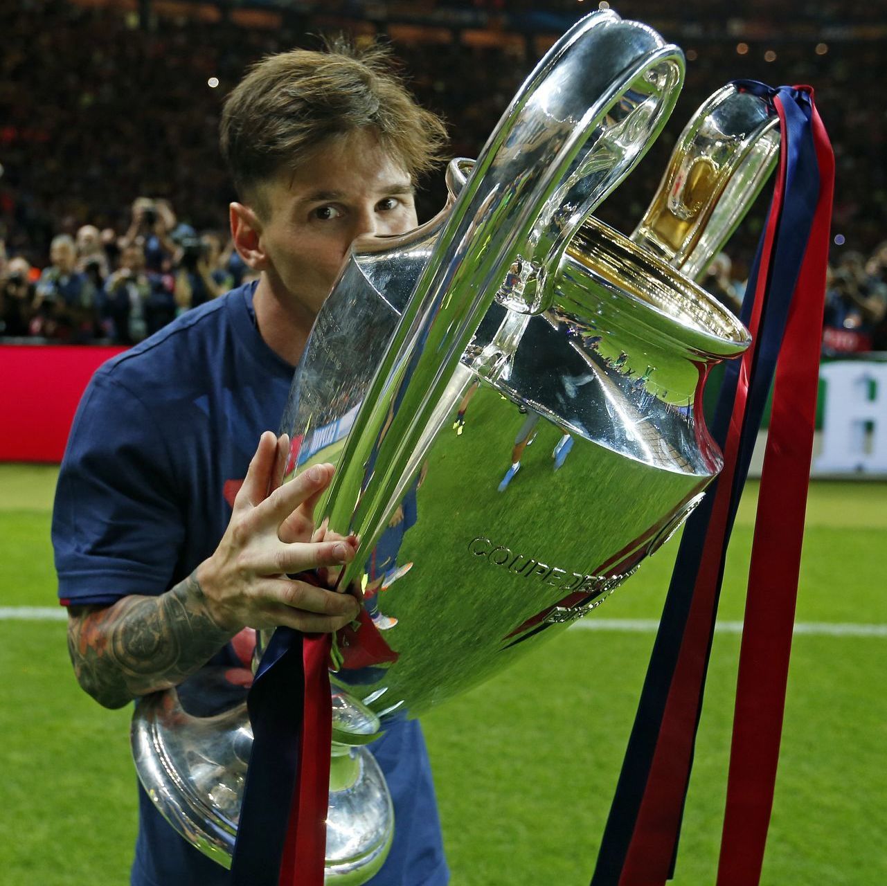 Messi với chiếc UCL trong tay messi with ucl trophy wallpaper đầy sáng tạo