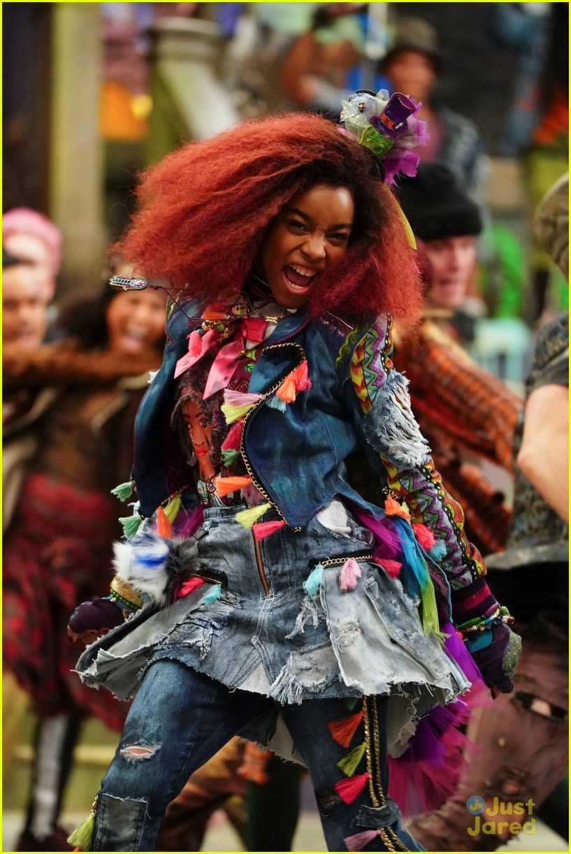 The VKs Return To The Isle of the Lost in 'Good To Be Bad' Music Video From 'Descendants 3'. descendants 3 goo. Isle of the lost, Bad video, Disney descendants 3