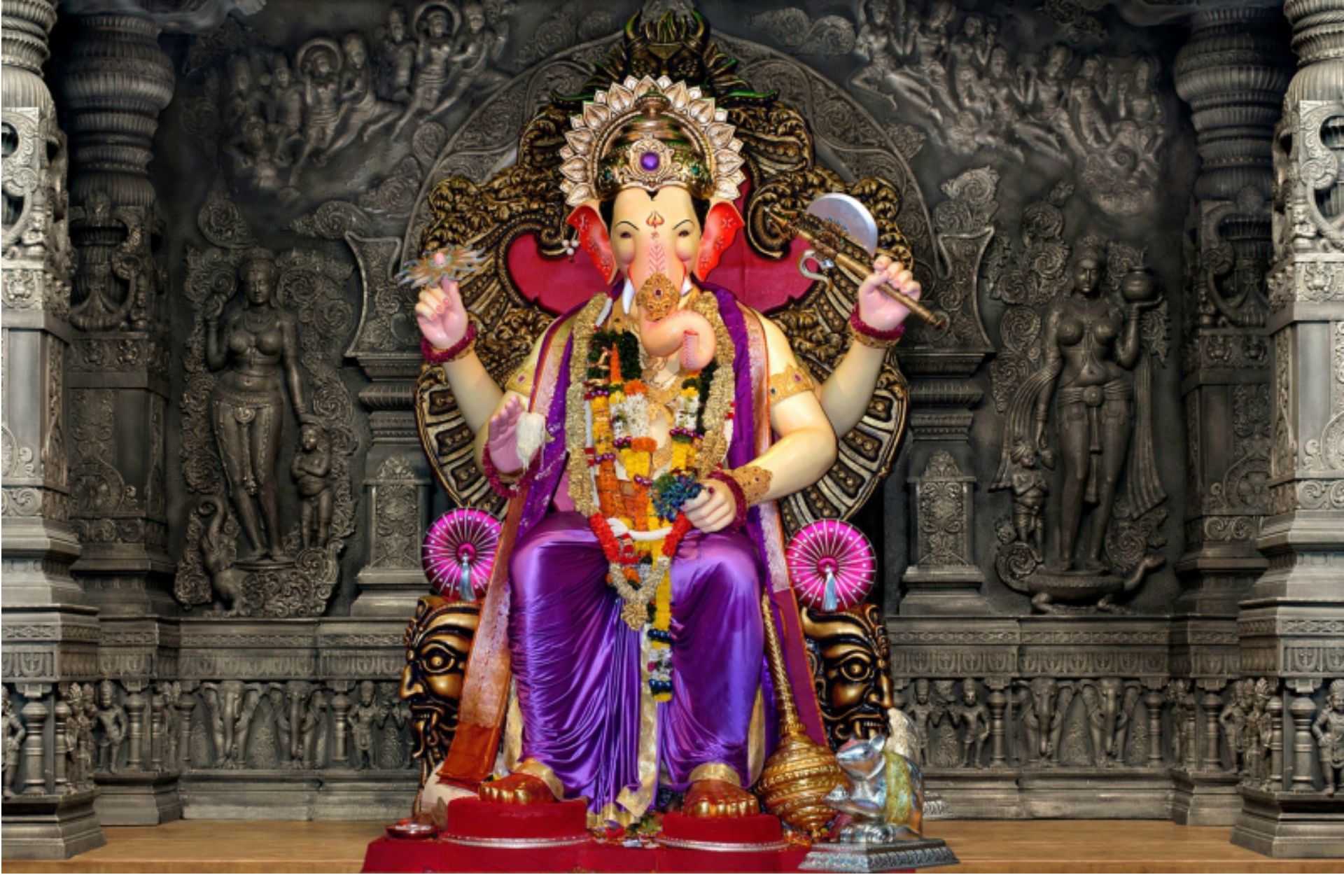 Lalbaugcha Raja 2019 First Look HD Image For Free Download Online: Check Ganpati Bappa Idols From Previous Years' Ganesh Chaturthi Celebrations Since 2000