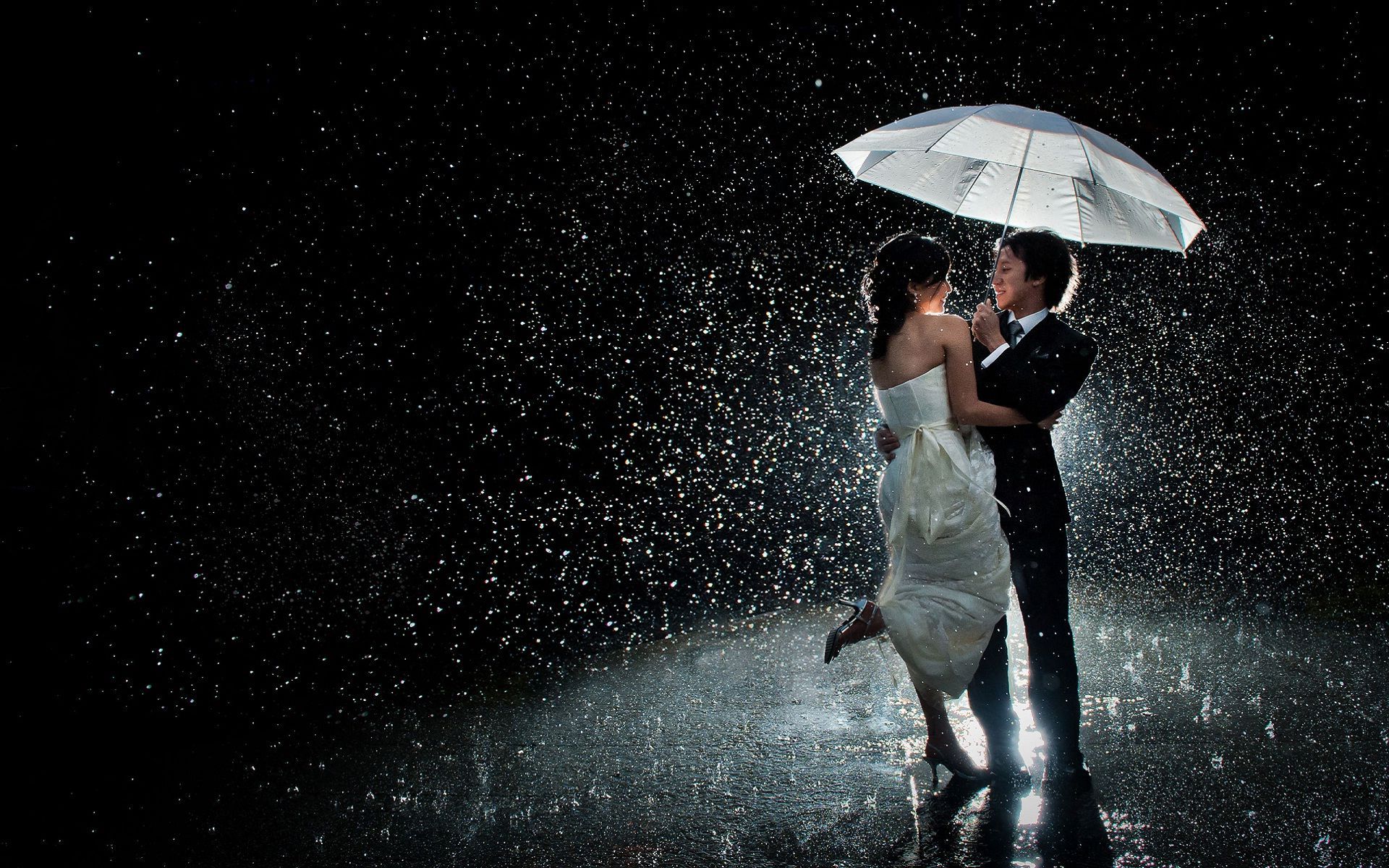 Romantic Couple Love In Rain At Night Wallpapers.