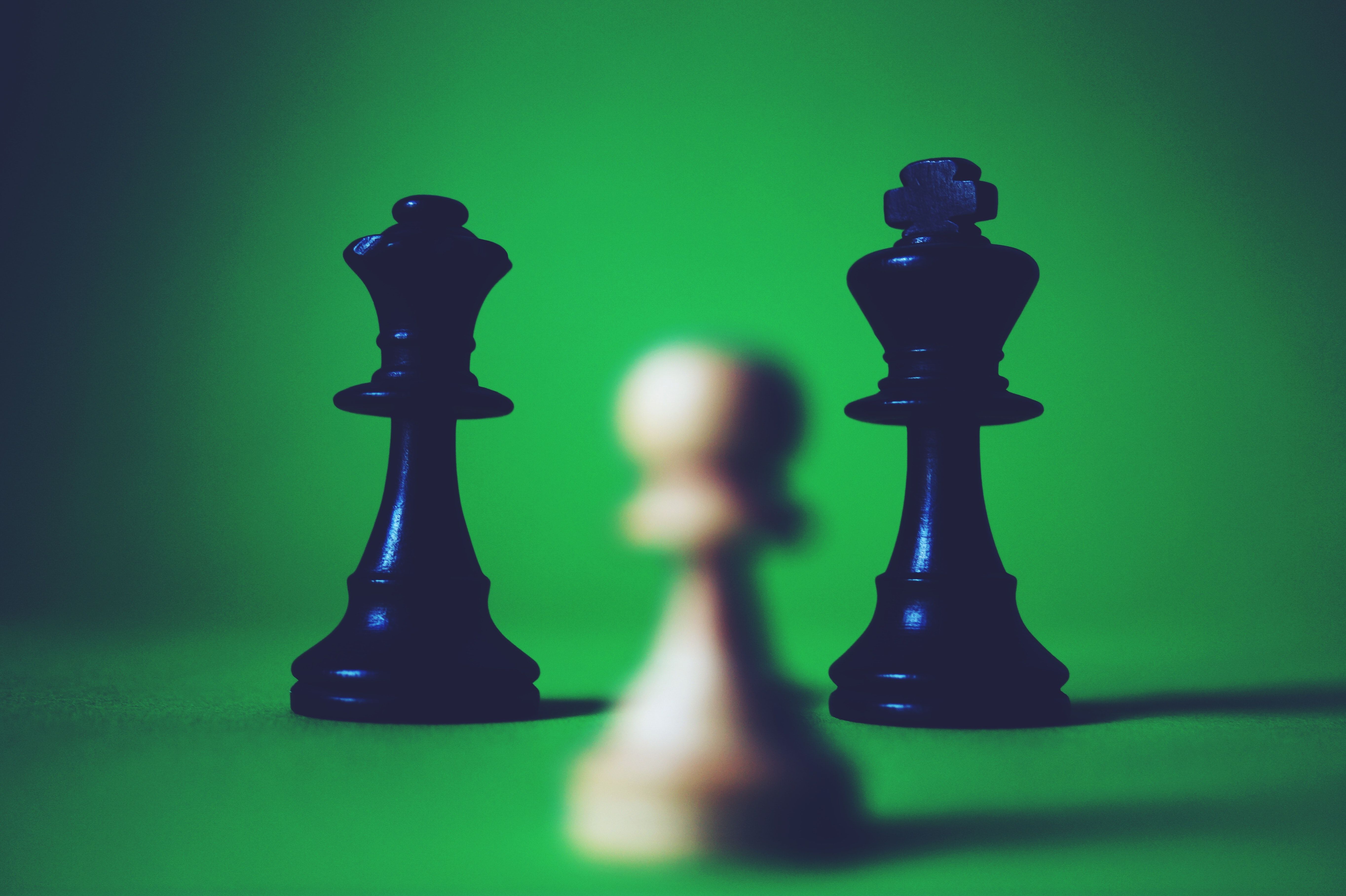 Шахматы на зеленом фоне