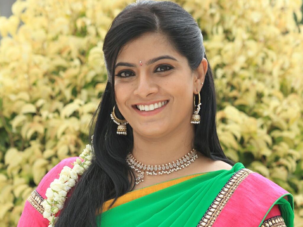 Varalaxmi Sarathkumar HD Wallpaper. Latest Varalaxmi Sarathkumar Wallpaper HD Free Download (1080p to 2K)