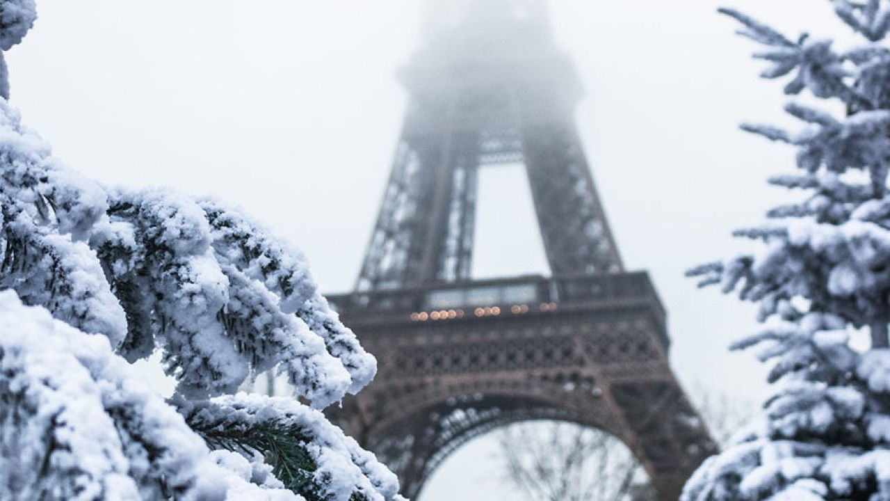 France on alert for snowfall, Eiffel Tower closes