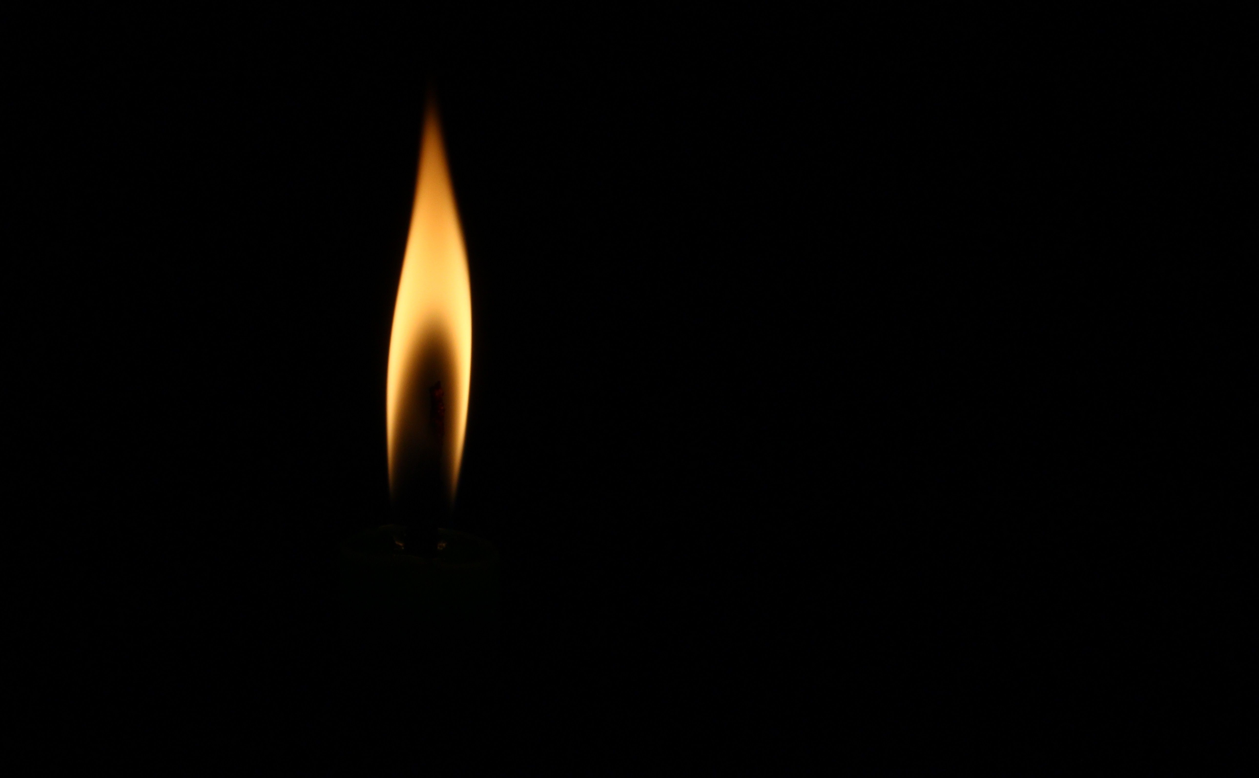 Огонь свечи на черном фоне