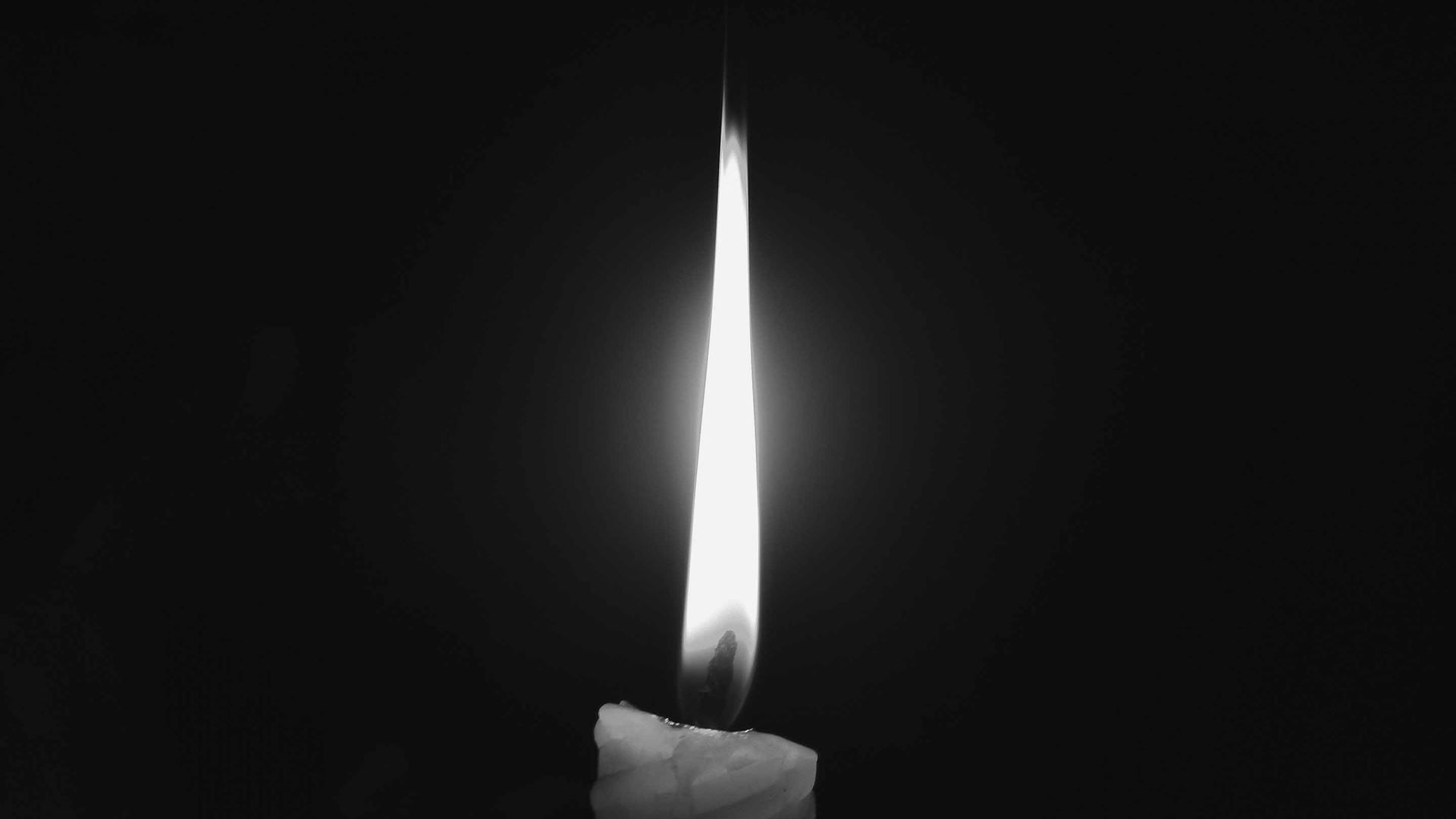 Candle Light Grayscale MacBook Air Wallpaper Download