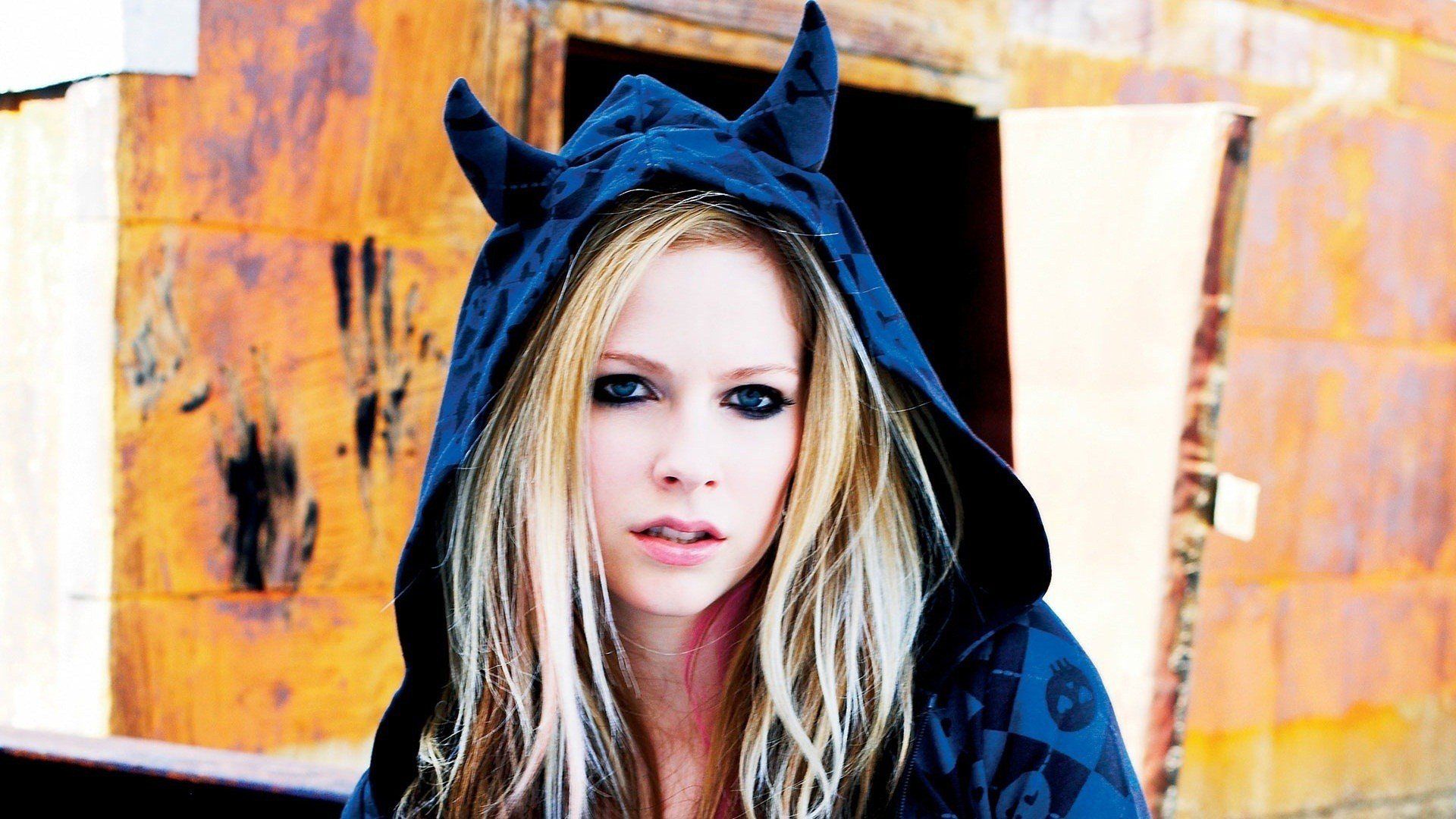 Avril Lavigne HD Wallpaper / Desktop and Mobile Image & Photo
