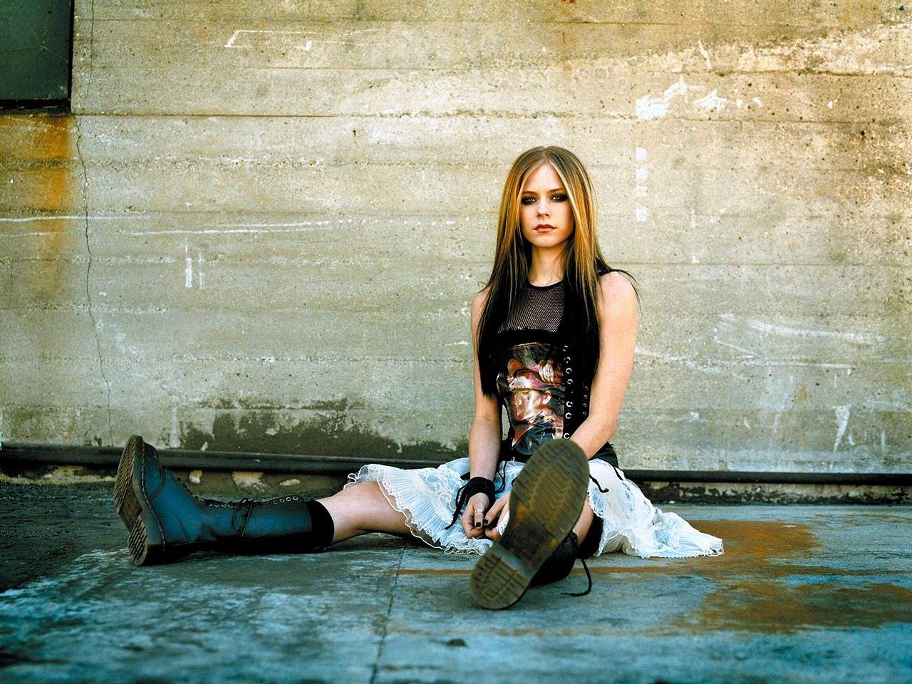 Avril Lavigne desktop PC and Mac wallpaper