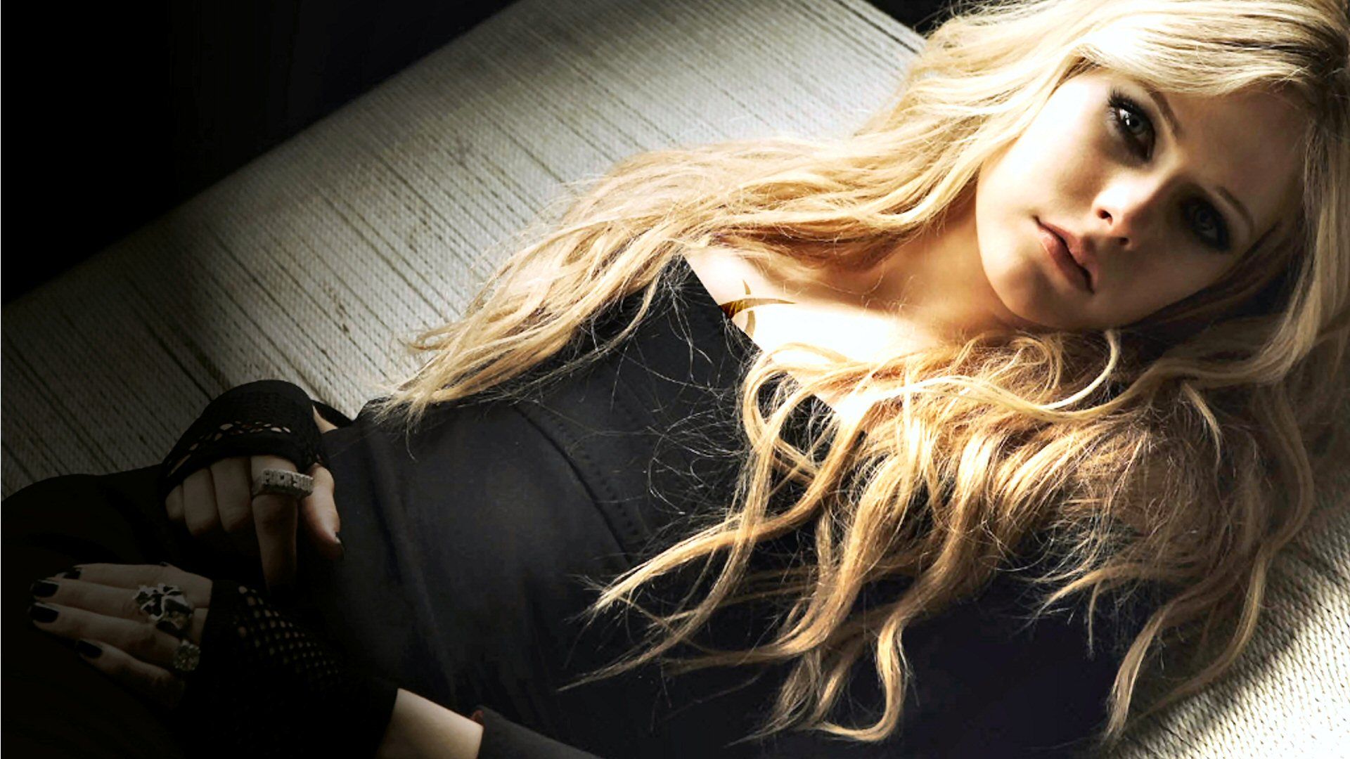 Avril Lavigne Desktop Background