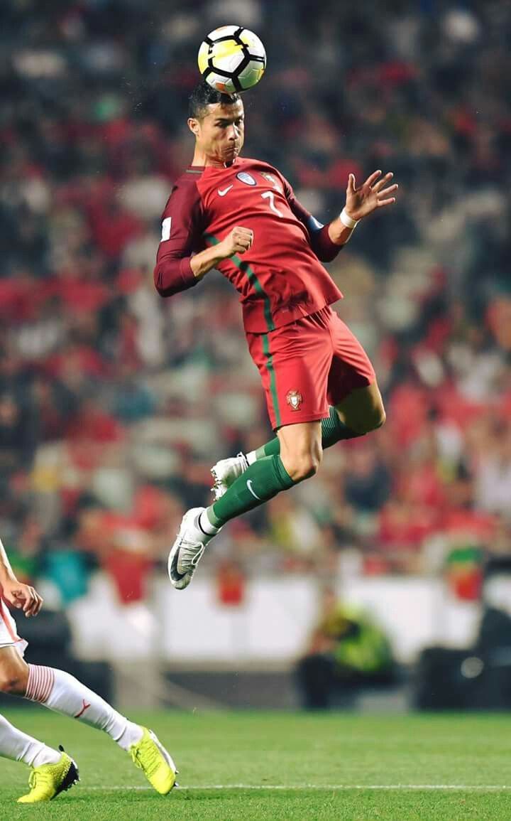 Ronaldo of Portugal flying in the air to head the soccer ball. Trucos de fútbol, Fotos de fútbol, Fotografía de fútbol