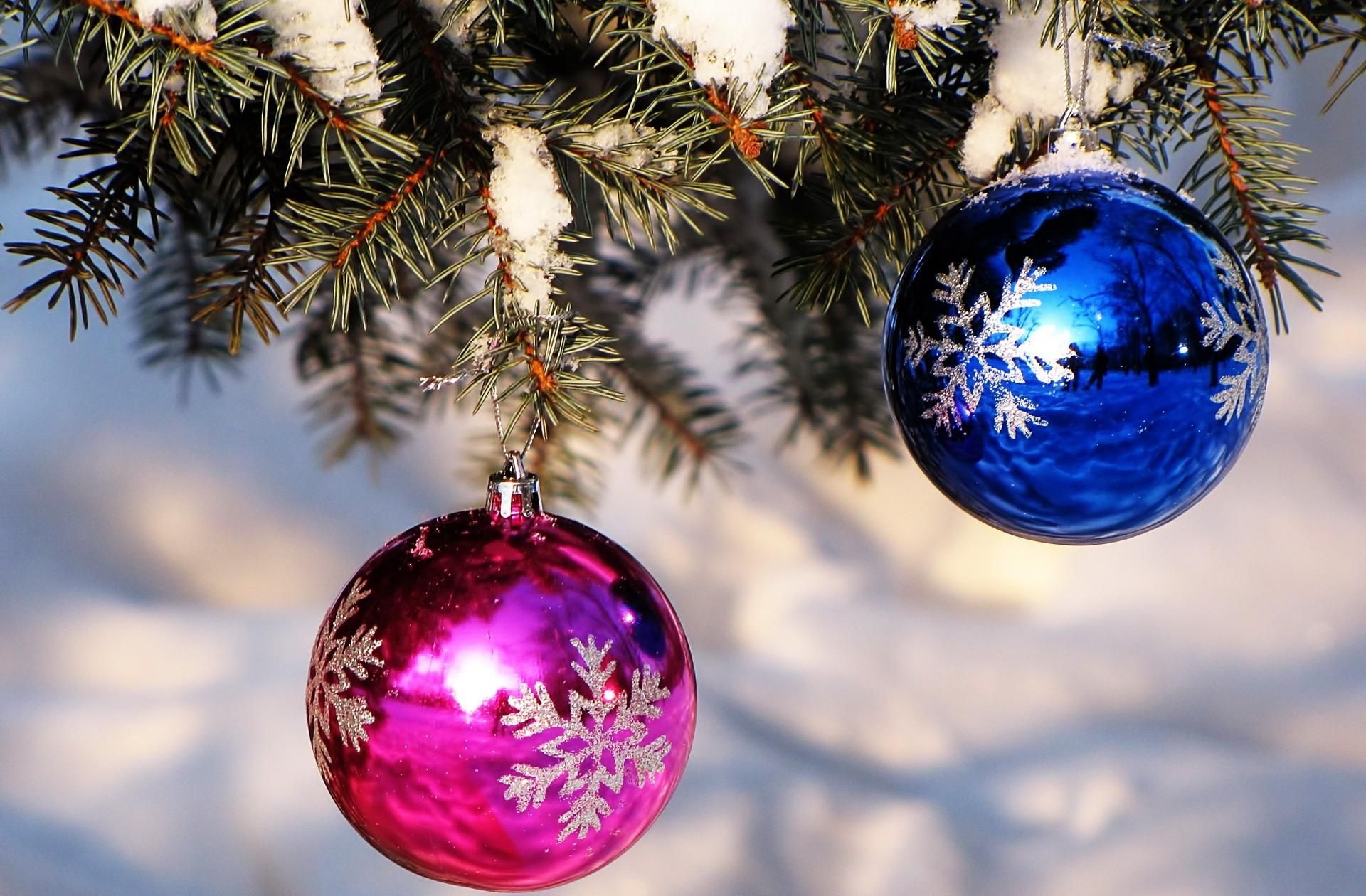 Download wallpaper 1920x1260 christmas decorations, balloons, blue, pink, spruce, snow HD background