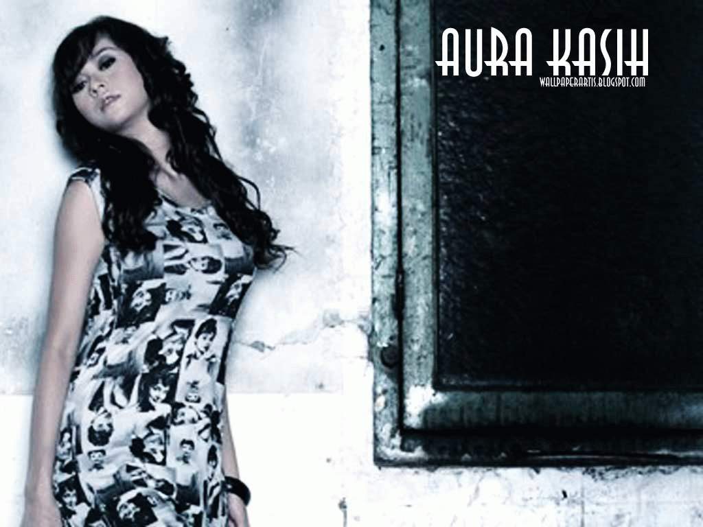 Social Wallpaper: Pose Aura Kasih