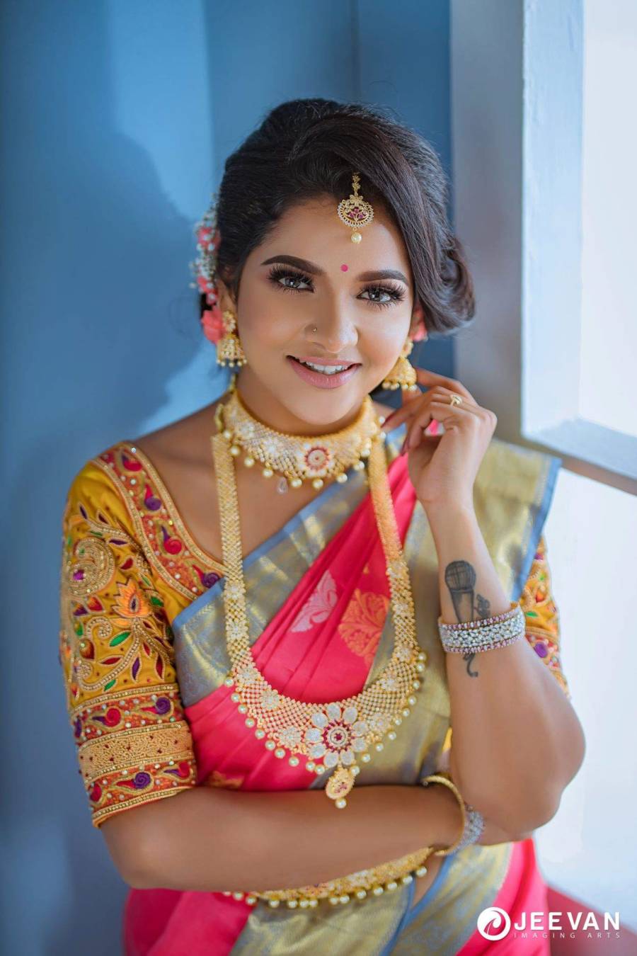 Tamil TV Actress VJ Chitra Photo In Traditional Saree