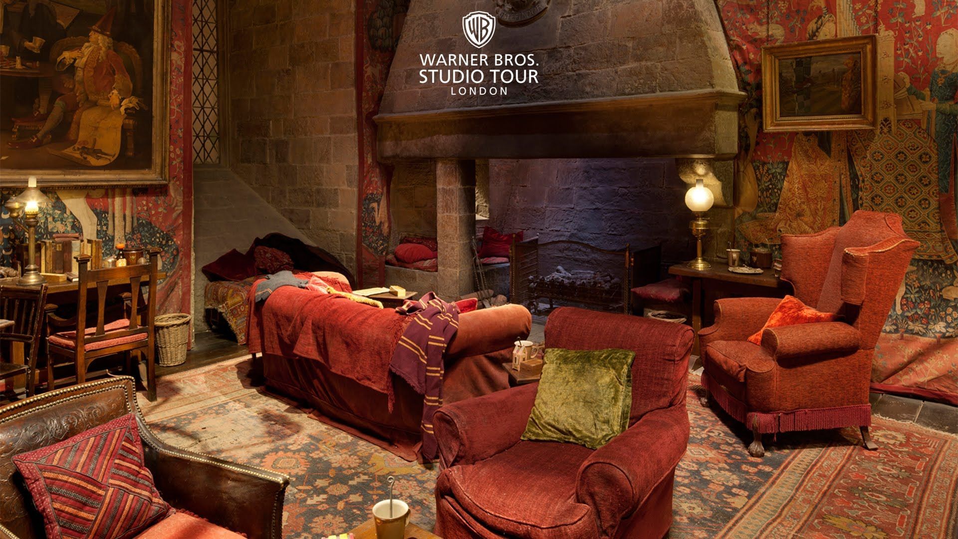 The Gryffindor common room set in 360 degrees. Warner Bros. Harry potter bedroom, Harry potter room, Gryffindor common room