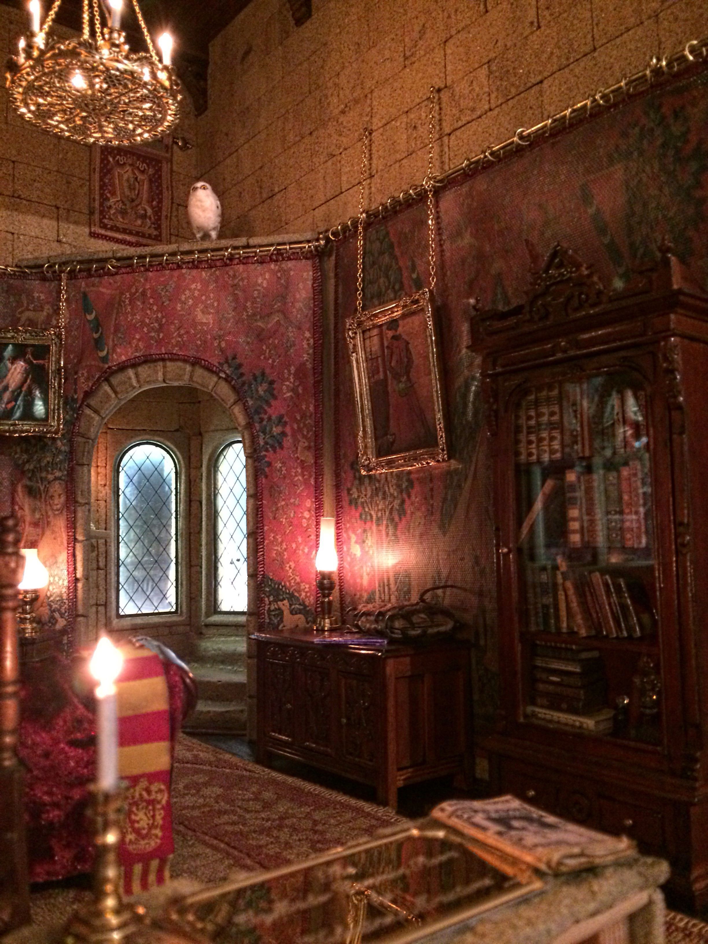 Harry Potter Gryffindor common room. Harry potter bedroom, Gryffindor common room, Harry potter room