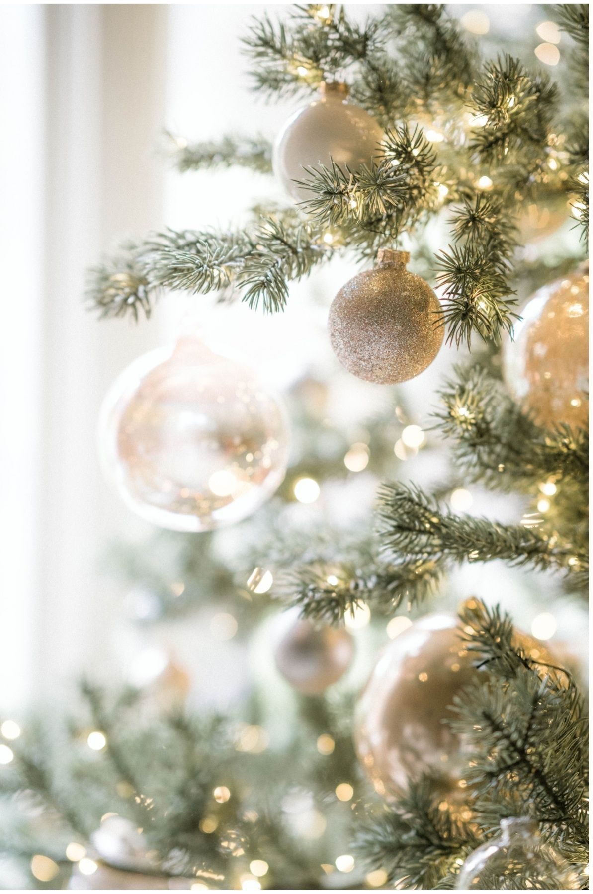 Wir haben bereits große #Adventsvorfreude! Mit festlichen Accessoires und schöner Demo stimmen wir uns auf. Christmas wallpaper, Christmas lights, Gold christmas