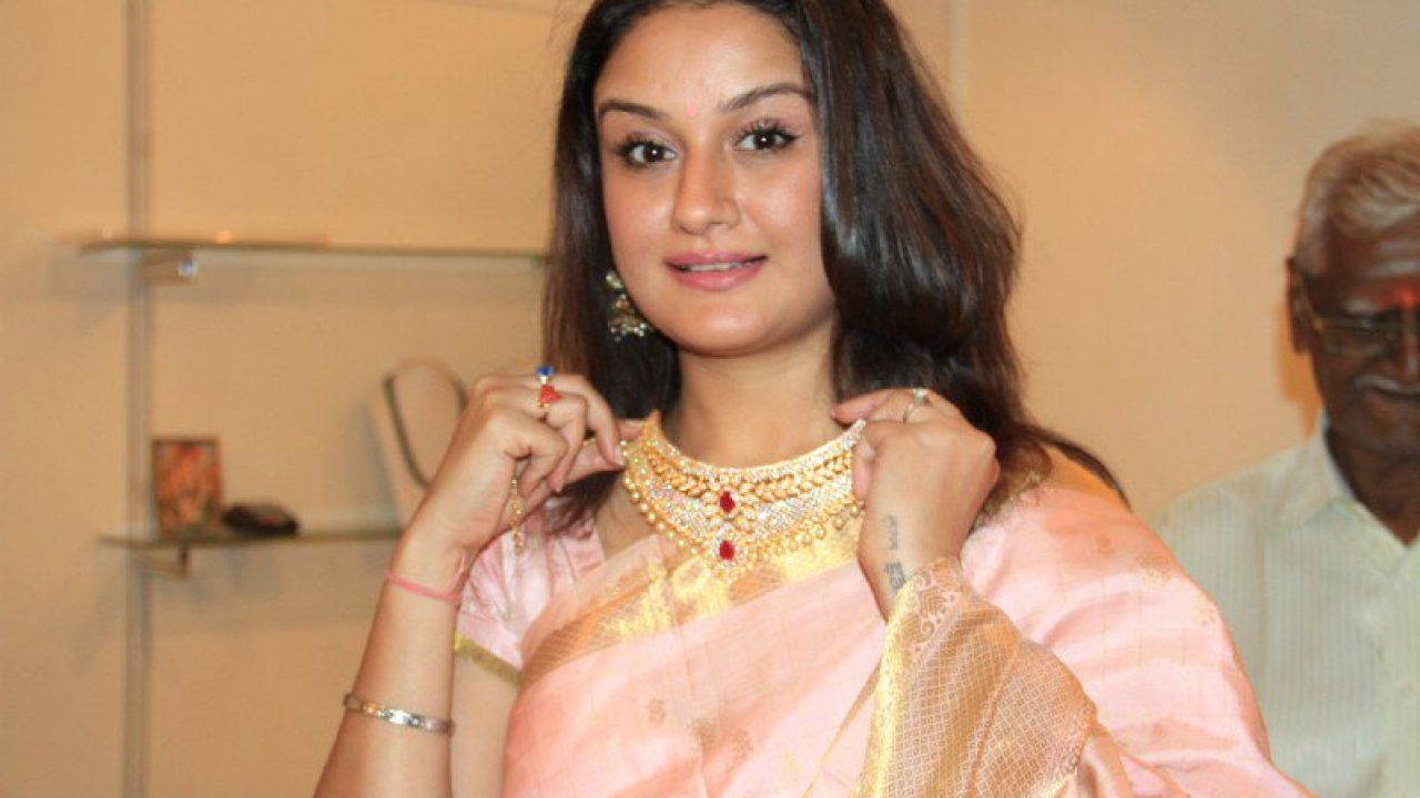 Sonia Agarwal Wiki, Biography, Age, Movies List, Family, Image