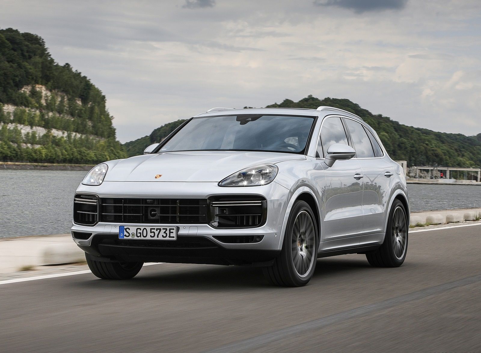 Porsche Cayenne Turbo S E Hybrid Front Three Quarter Wallpaper