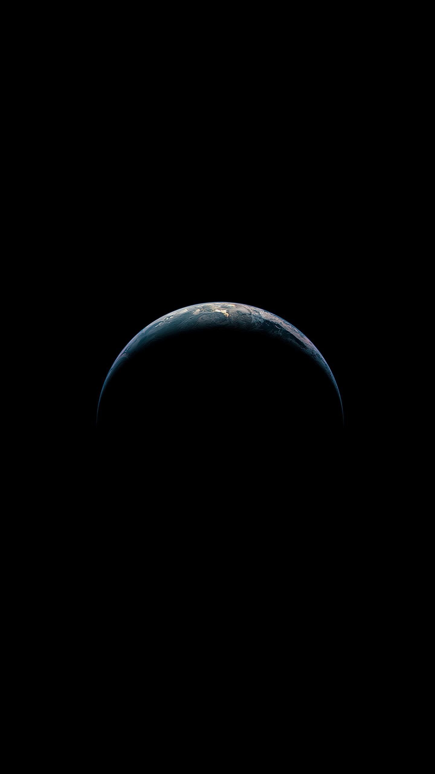 Exceptional minimalist black AMOLED wallpaper that can extend your battery life!