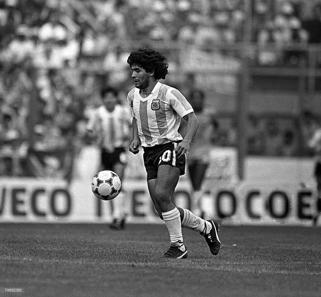 Maradona Retro PICS on Twitter. Football image, Sports hero, Diego maradona