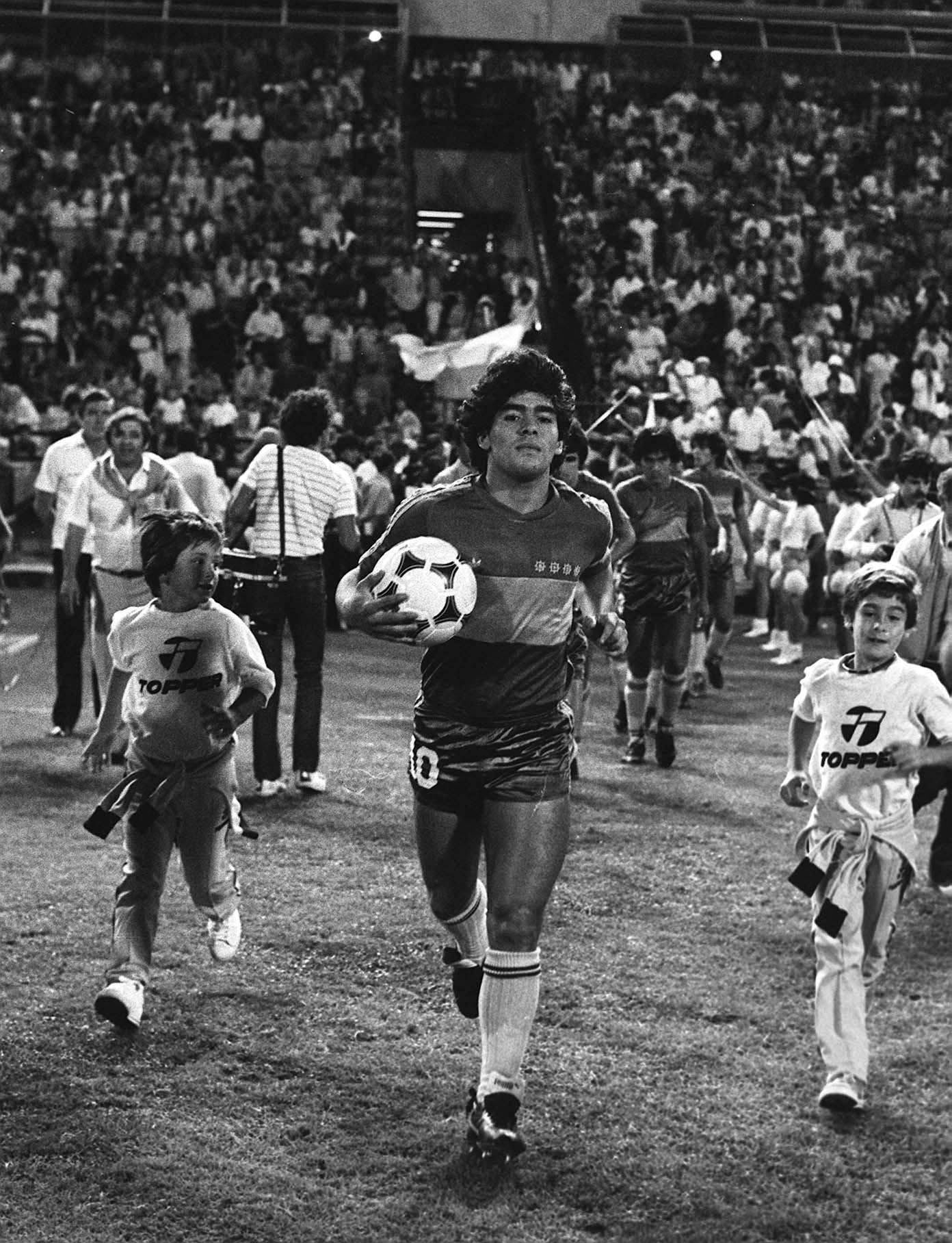 Maradona entrando a la Cancha. Diego maradona, Fotos de fútbol, Carteles de fútbol