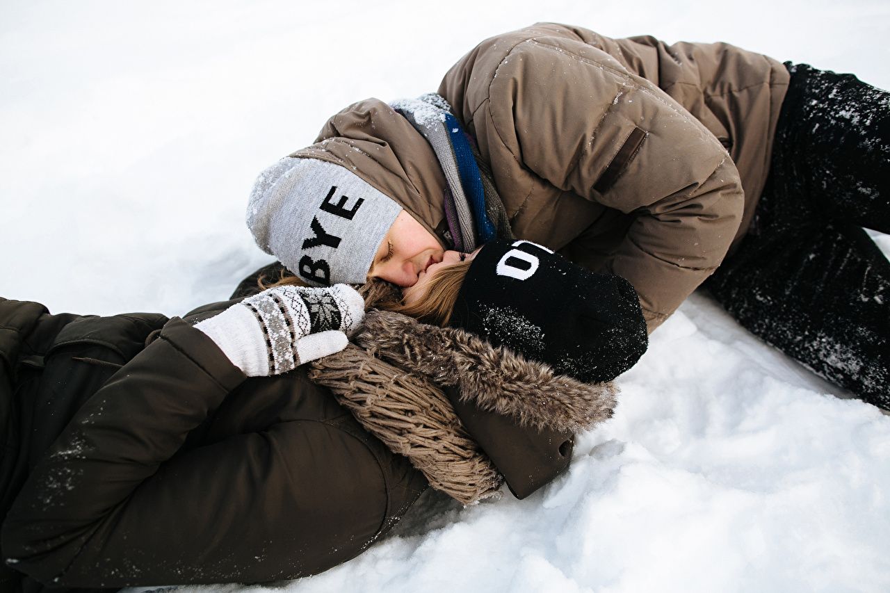 Photos Men Couples in love kissing 2 Love Winter Winter hat young